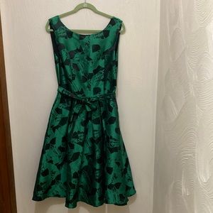 1950’s style Green and black short sleeve boatneck dress with waist sash. Med